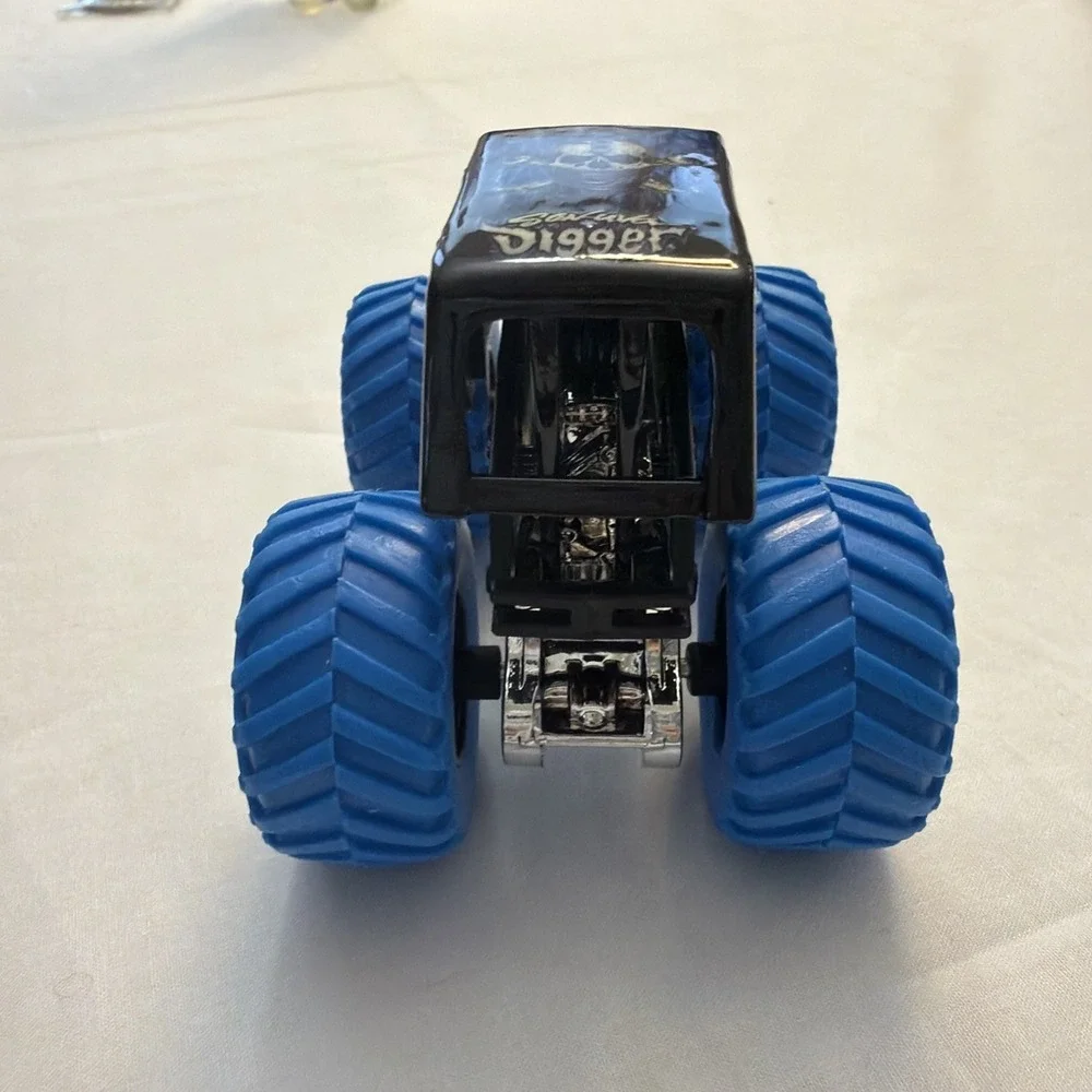 Hot Wheels Monster Jam 1:64 Son-uva Grave Digger Skull Truck‎ Blue Tires Treads